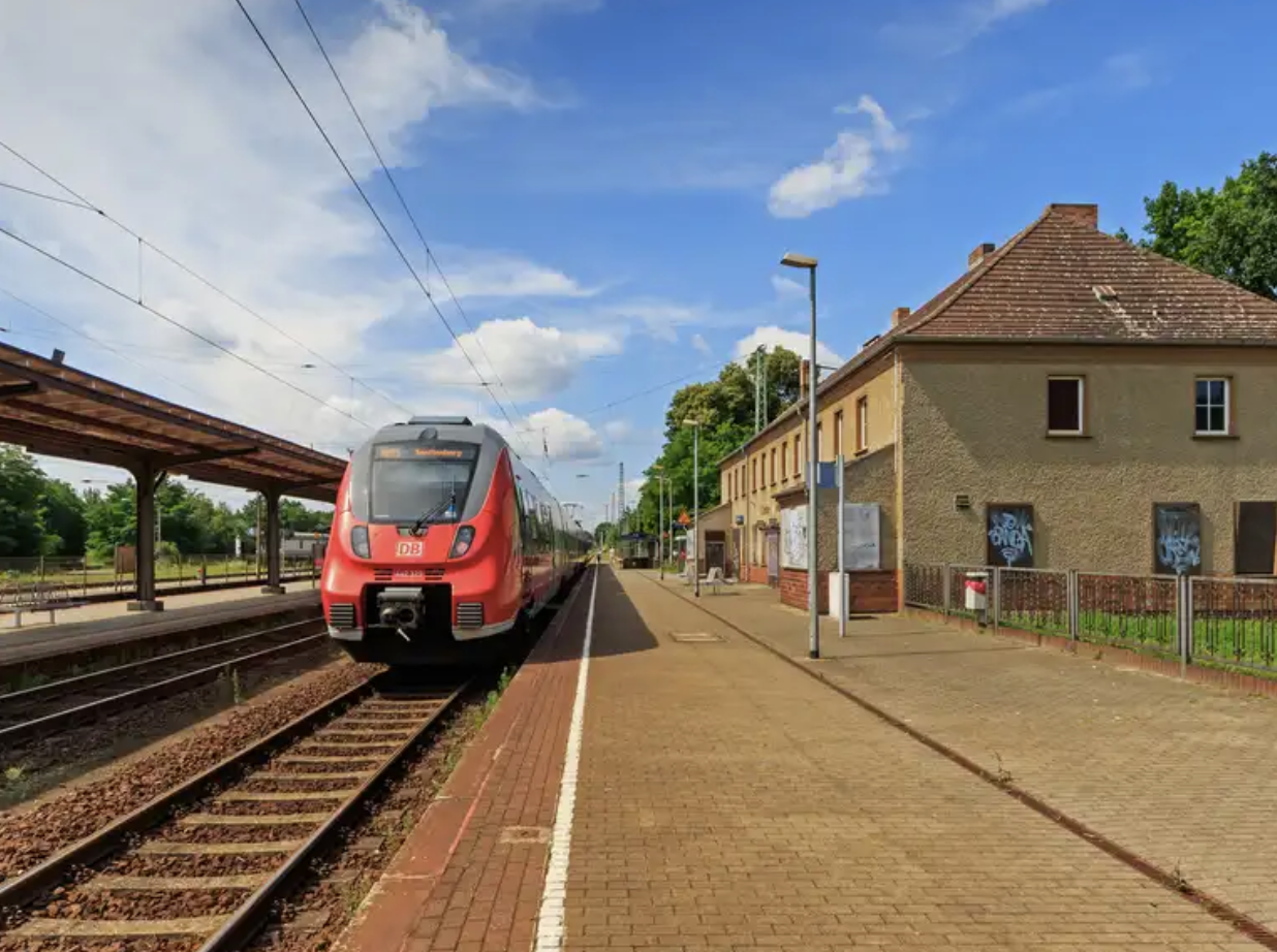 Empfangsgebäude Bahnhof Calau, derzeit leerstehend, mit einfahrender DB-Regionalbahn