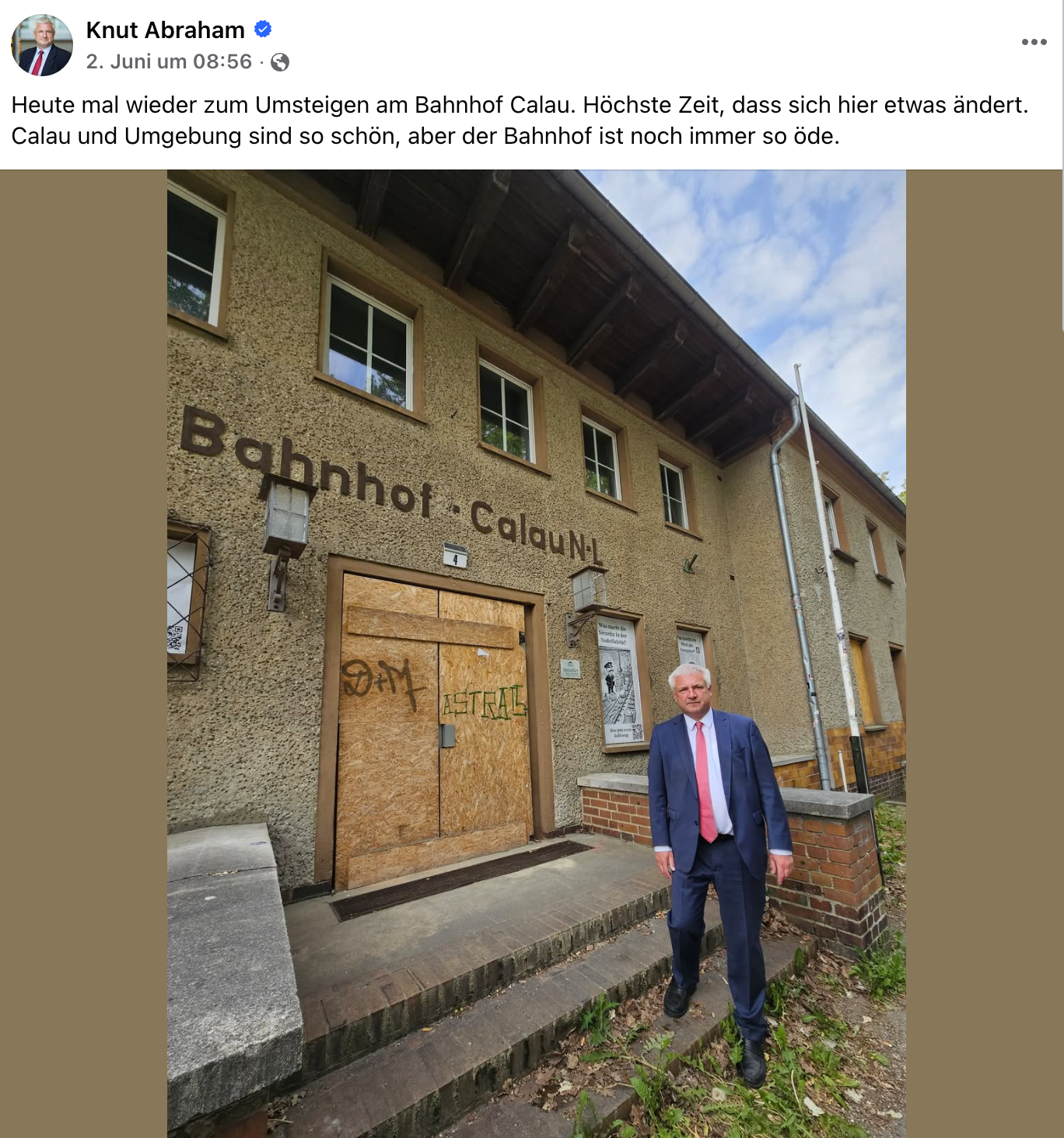 Facebook-Beitrag von Knut Abraham, MdB, vor dem verschlossenen Empfangsgebäude Bahnhof Calau