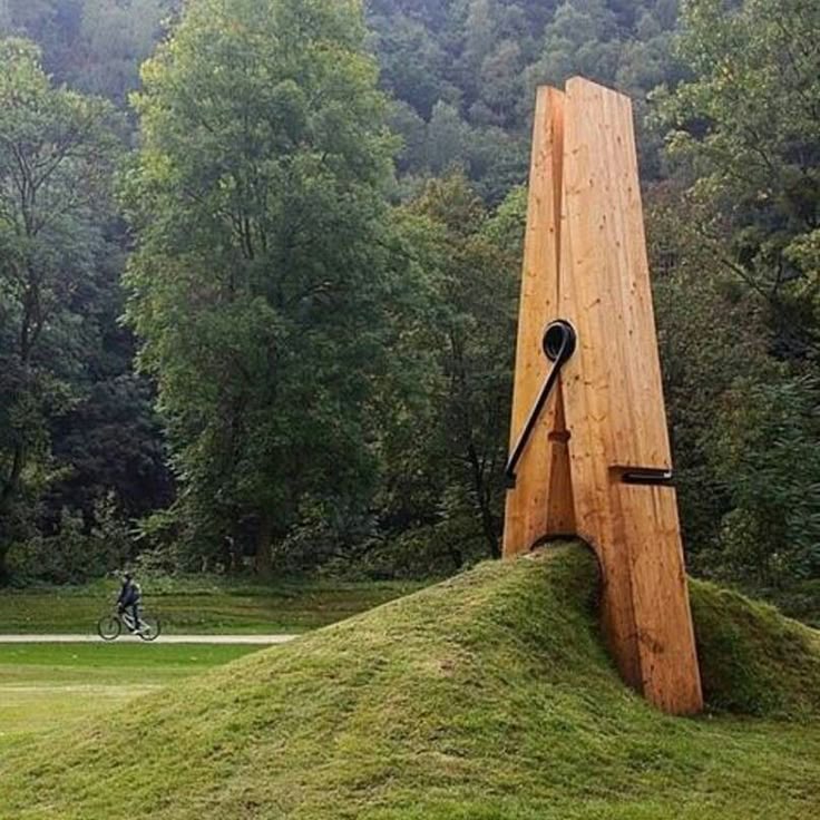 Überdimensionale Wäscheklammer als Skulptur im öffentlichen Raum